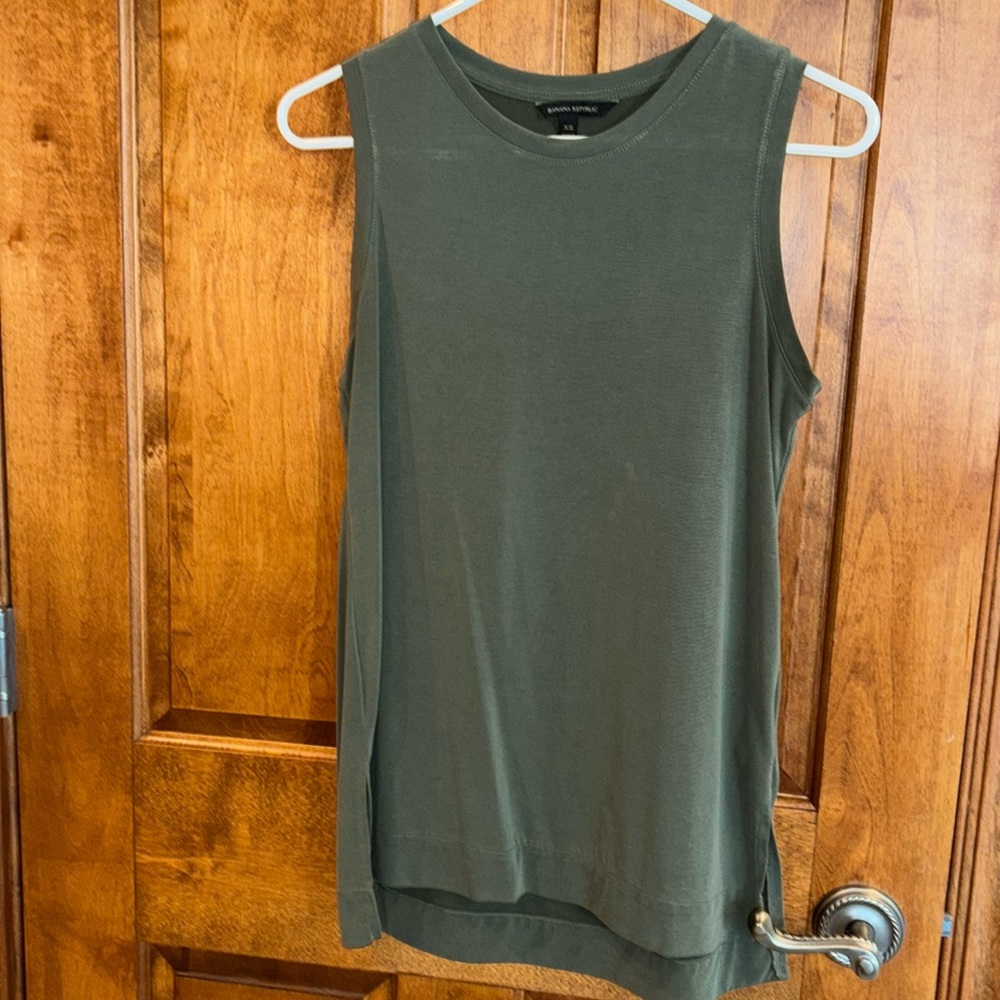 Banana Republic women’s forest green tank top
